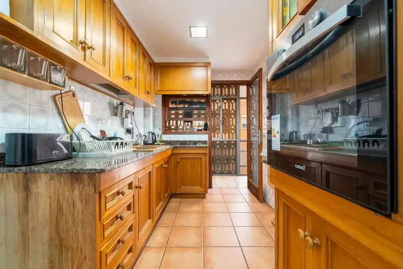 Discover this excellent opportunity to acquire a flat in Palma de Mallorca. Located on a fourth floor without a lift, this property has — photo 2