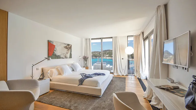 Villa on the first sea line in Camp de Mar — photo 12