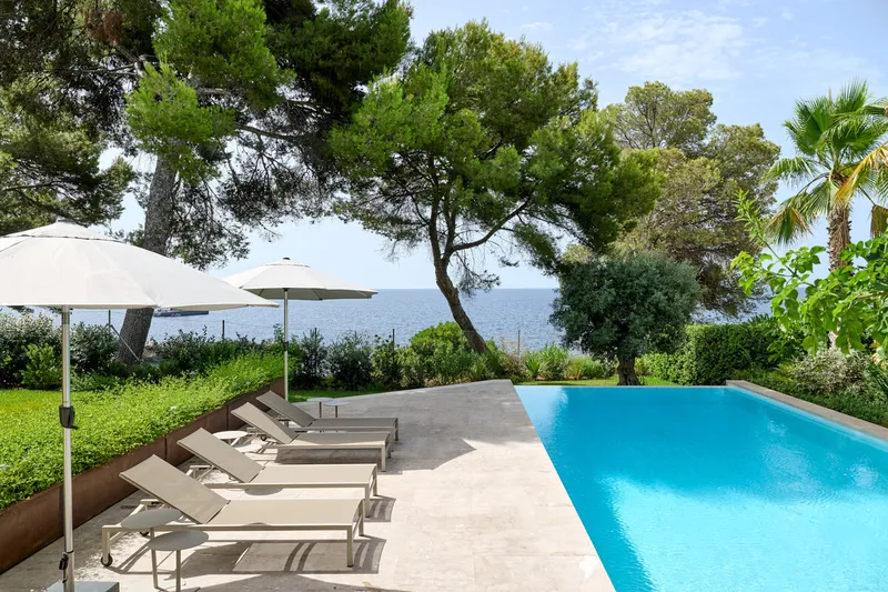 Luxury Mediterranean villa on the beachfront in Bendinat - Marcel Remus Real Estate — photo 1
