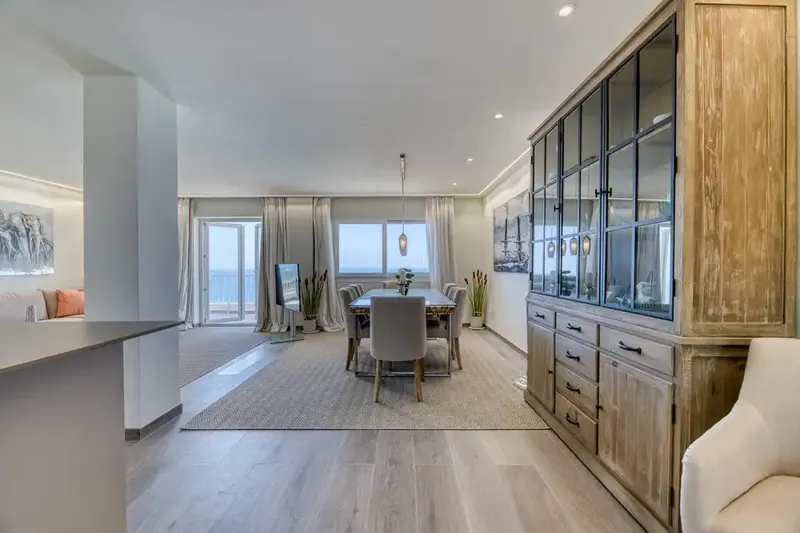 Ideally located in Cala Major, just minutes from the lively capital Palma, this magnificently renovated apartment offers — photo 9