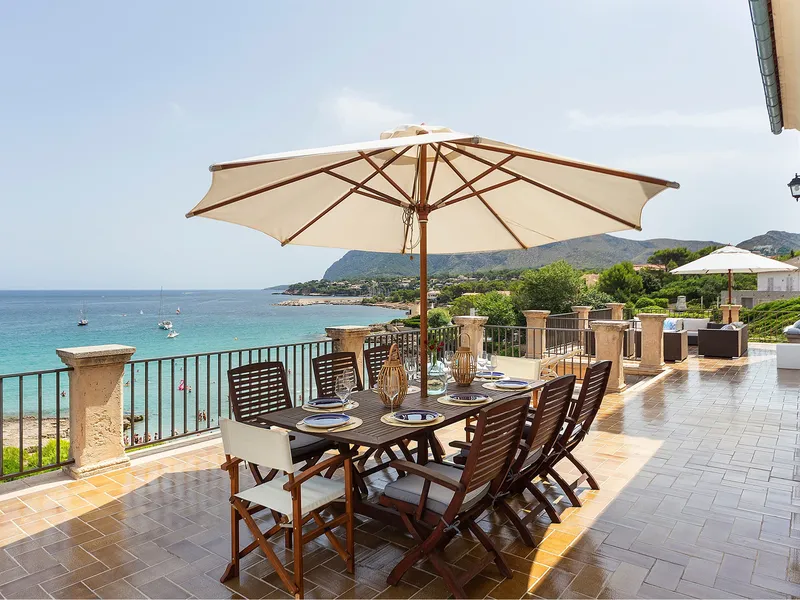 Villa with private access to the beach in Malpás available for rent — photo 3