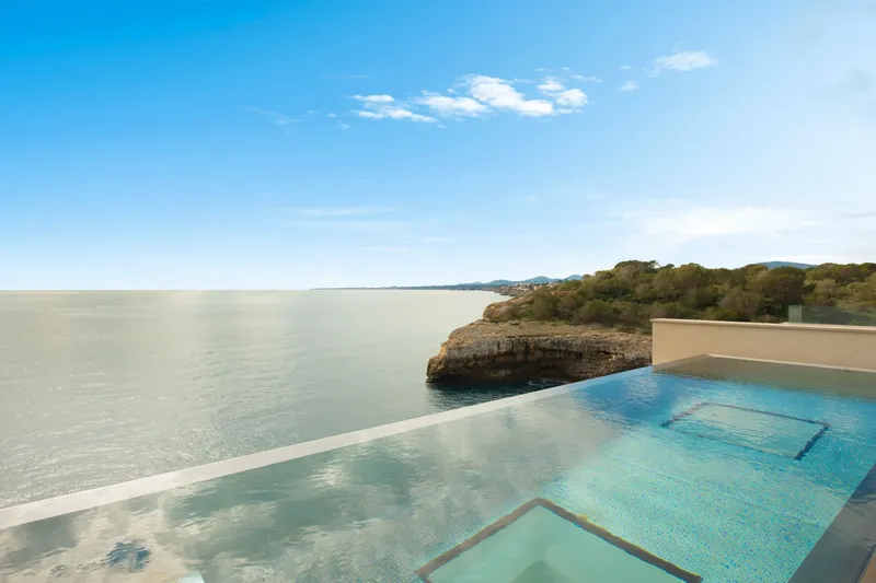 Modern chalet for sale on the frontline in Porto Cristo — photo 7