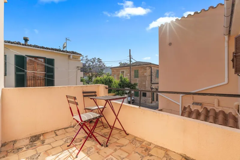 Charming house with sunny patio and holiday rental licence — photo 8