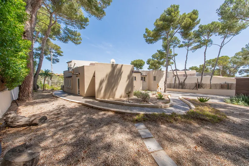 Sea-view villa with development potential in a prime location — photo 8