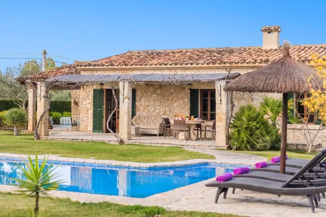 Stone-clad country house for sale between Alcudia and Pollensa, Mallorca — photo 3