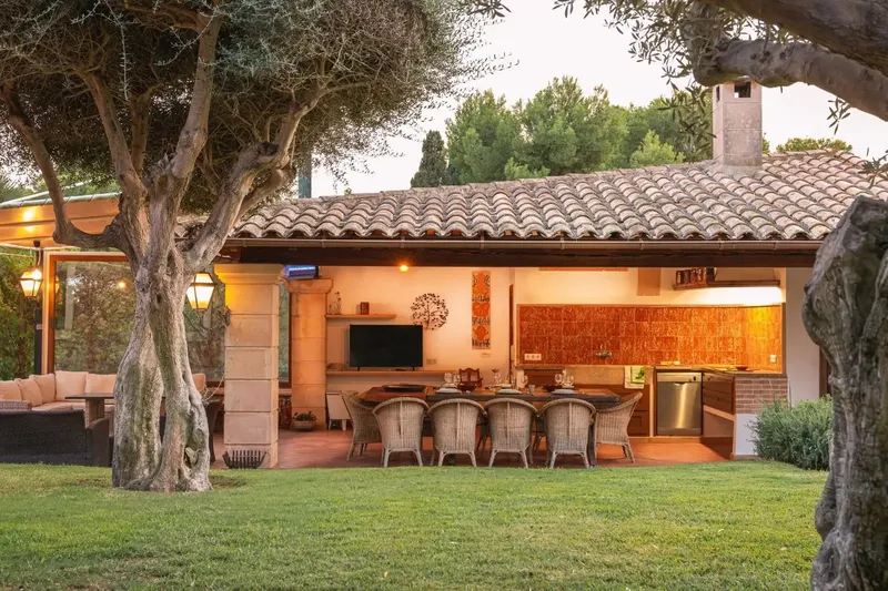 Welcome to this incredible rustic-style chalet in Costa de los Pinos, a residential area that everyone desires today thanks to its surroundings — photo 3