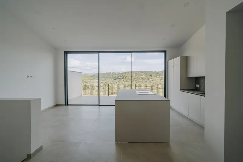 Modern three-bedroom townhouse with open views — photo 8