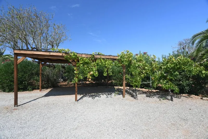 Charming country house with characterful interiors, a beautiful garden and a separate [...] — photo 6