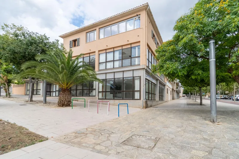 Functional three-story building in Son Servera — photo 1