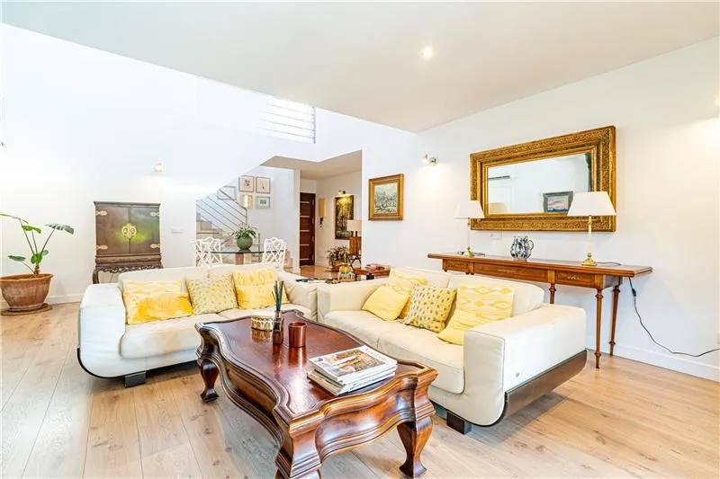 Exclusive semi-detached villa with a pool and garden on a lot of approximately 2,000 m² — photo 7