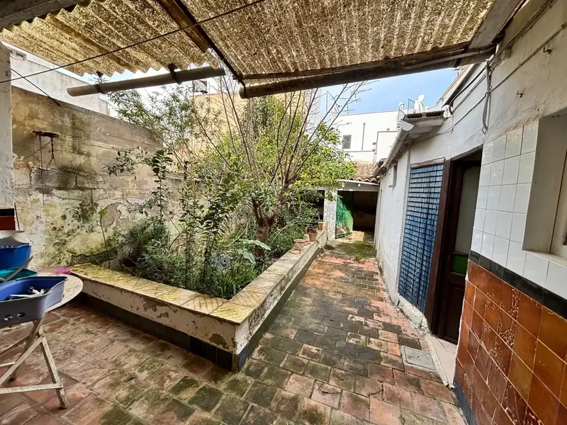 Discover this spacious townhouse of 258 m², distributed over three levels and located in a quiet residential area just minutes from — photo 1