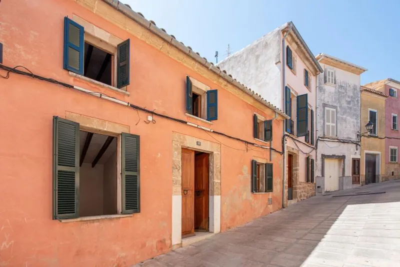 Town house in need of complete renovation situated in quiet street of Alcudia old town — photo 1