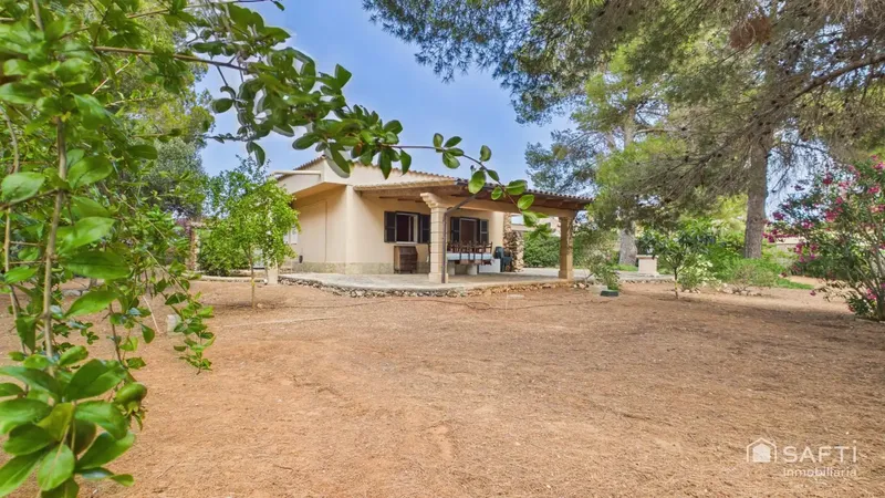Cozy urban chalet with a large garden in Calas de Mallorca — photo 3