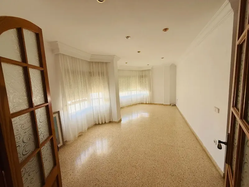 Opportunity, bright family flat for rent. In Plaza de Toros area, approx. 135m2, living room, dining room, furnished and semi-equipped kitchen — photo 2