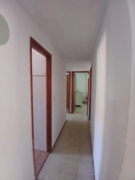 4th floor apartment without lift, very good staircase, 4 bedrooms, bathroom, living-dining room with balcony, clear views, large kitchen with gallery — photo 7