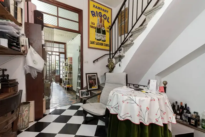This wonderful six-bedroom house is for sale on one of the main shopping streets of Sóller, right next to the square — photo 4