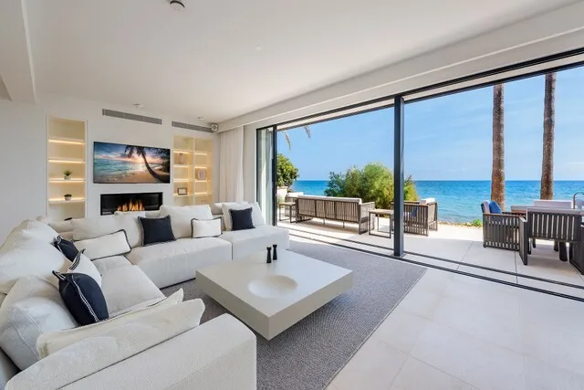 Impeccable seafront villa for sale in Port Verd, Mallorca — photo 5