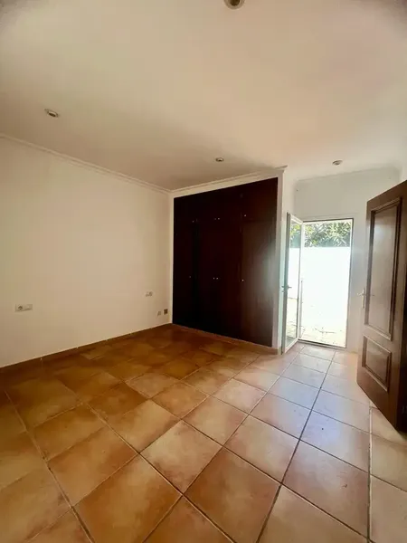 Spacious ground floor of 130 m² built located in a quiet estate in charming Portocolom, one of the most emblematic and — photo 7