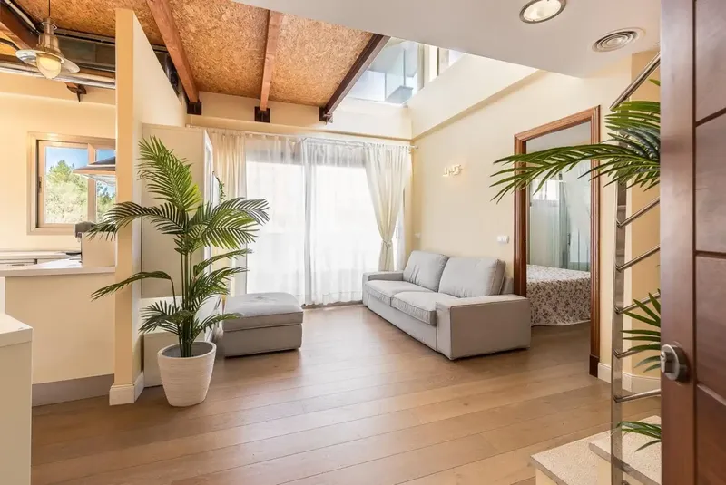Discover luxury and tranquility in this beautiful penthouse located in the sought-after area of Establiments. The property is sold fully — photo 3