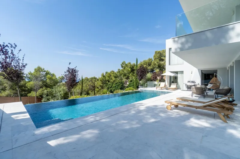 Contemporary-style villa — photo 2