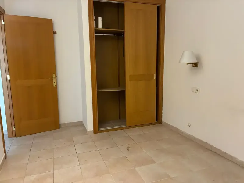 Luminoso apartamento situado en una segunda planta sin ascensor, en una ubicación muy cómoda y muy cerca de todo tipo de servicios, comercio — photo 4