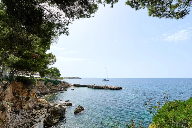 Luxury Mediterranean villa on the beachfront in Bendinat - Marcel Remus Real Estate — photo 2
