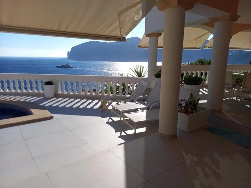 Luxury Beachfront Villa in Camp de Mar — photo 4