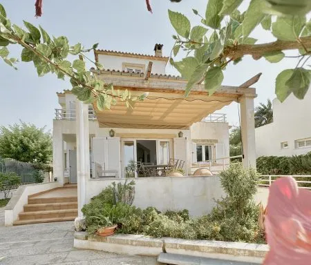 Well-maintained villa in a top location on first line of the beach promenade just at the gates of Palma — photo 1