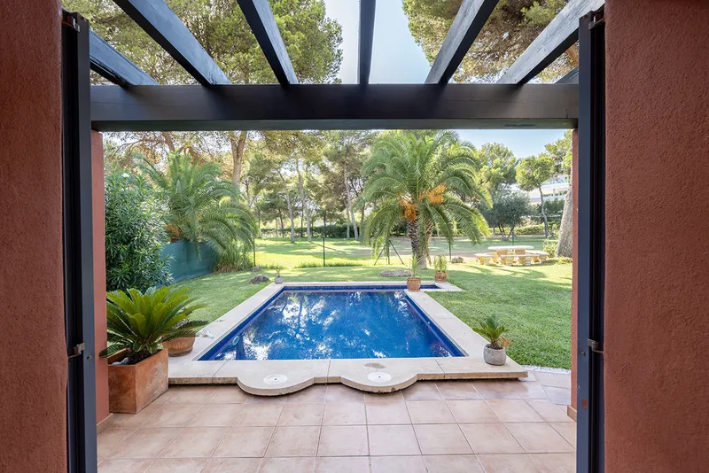 Detached villa with private pool and garden in an exclusive residential complex in Nova Santa Ponsa — photo 4