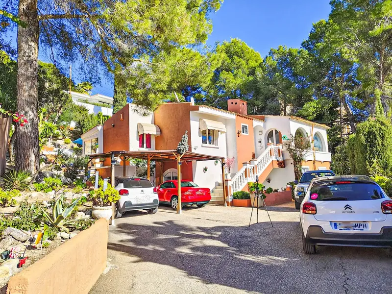 At first glance, this exceptional property captivates with its unique atmosphere. Its privileged location near the sea, its sunny terraces and — photo 4