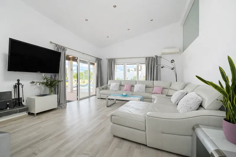 Spacious villa with sea views and great potential in Sol de Mallorca Mas — photo 7