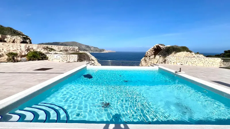 Welcome to your new home! This impressive luxury townhouse, located on a cliff on the first line of the sea, offers stunning views — photo 1