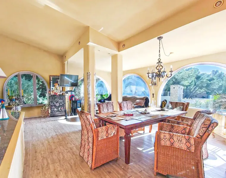 At first glance, this exceptional property captivates with its unique atmosphere. Its privileged location near the sea, its sunny terraces and — photo 7
