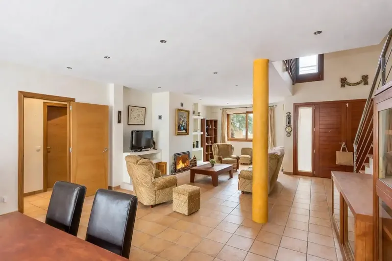 Located in Colònia de Sant Pere, this house opens onto a large living-dining room of generous dimensions, the true heart of the home. — photo 2