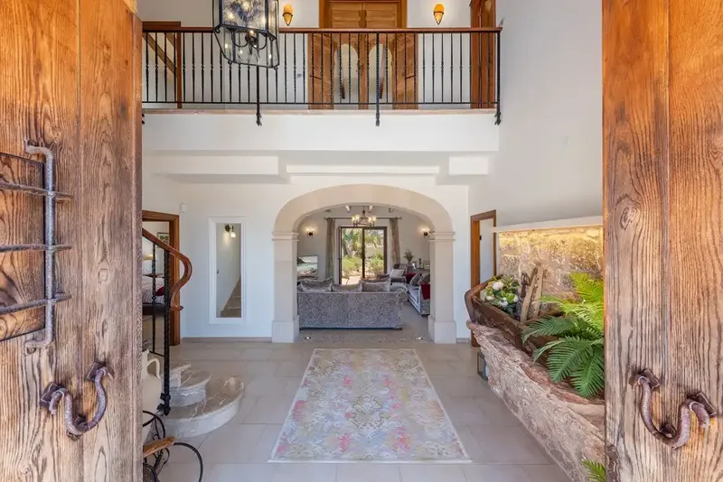 Located in the picturesque countryside, just five minutes from the beautiful coves of Cala d'Or, this spacious two-storey house offers comfort — photo 8