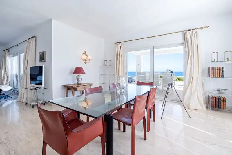 This singular frontline villa in Cala d'Or offers extraordinary privacy, magnificent outdoor spaces and uninter — photo 5
