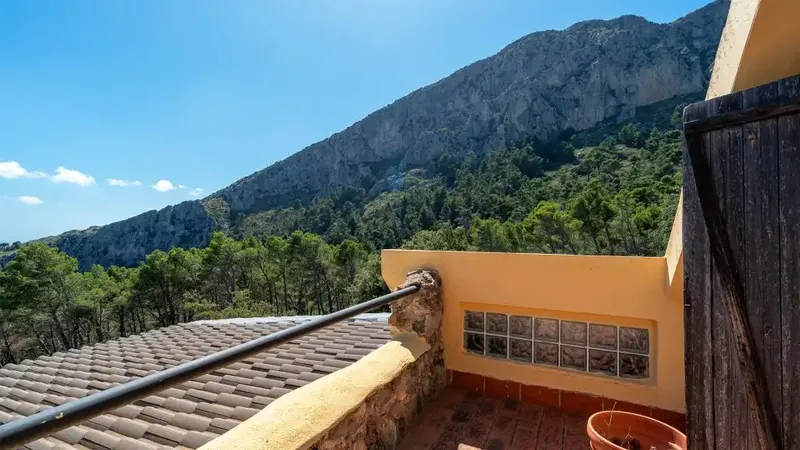 Charming rustic finca for sale on the outskirts of Puigpunyent, in an impressive natural setting. The stone facade and traditional design — photo 2