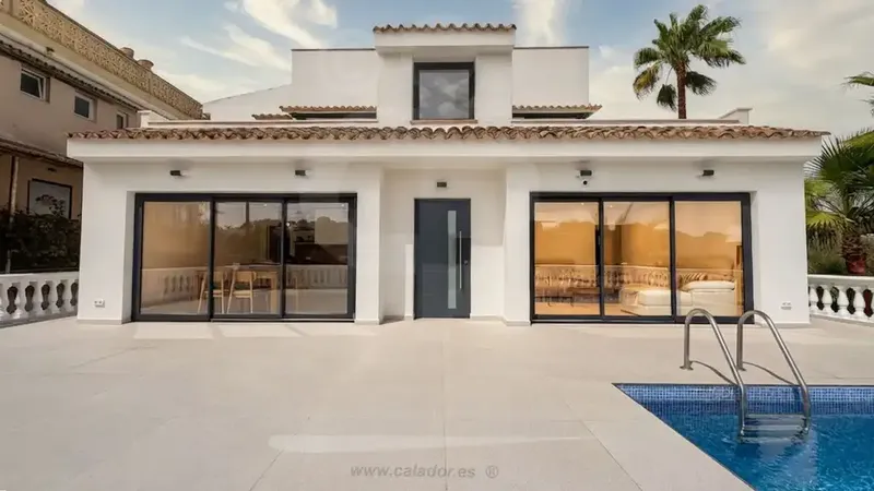 Situated on the first line facing the port of Portopetro, this villa stands out for its generous surface area, its wide views of the Mediterranean and — photo 1
