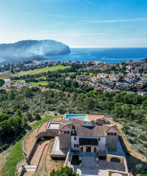 Impressive estate overlooking the Bay of Camp de Mar — photo 2