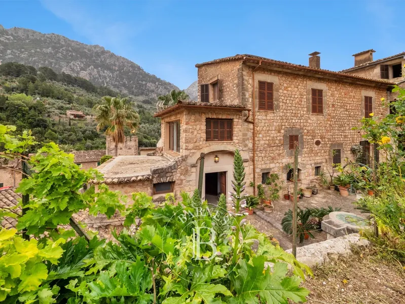 Majestic Historic Mallorcan House in the Heart of Fornalutx with Great Potential — photo 2