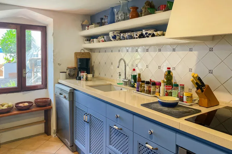 Spacious townhouse with lovingly preserved vintage elements, large terrace with castle and distant views — photo 10