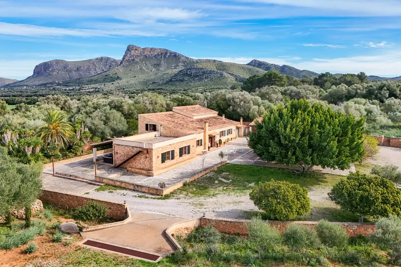 Grand estate with 6 bedrooms, pool area, mountain views and much more! — photo 2
