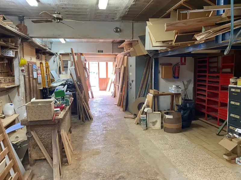 Street-level commercial premises of 150m2, entrance with own patio, possibility of enclosure, currently a carpentry with permits — photo 7