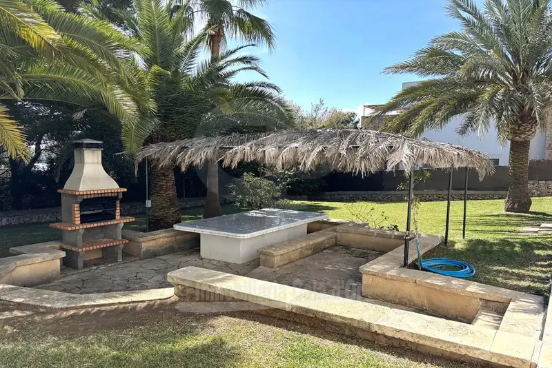 This magnificent detached villa is located in a peaceful urbanization Punta des Port just 400 meters from the charming beach of — photo 1