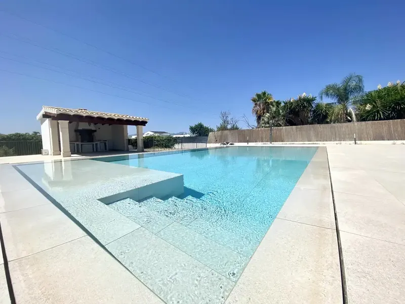 Cherryhouse Invest presents this spectacular high-end villa located in the prestigious private urbanization of Sa Planera, one of the — photo 1