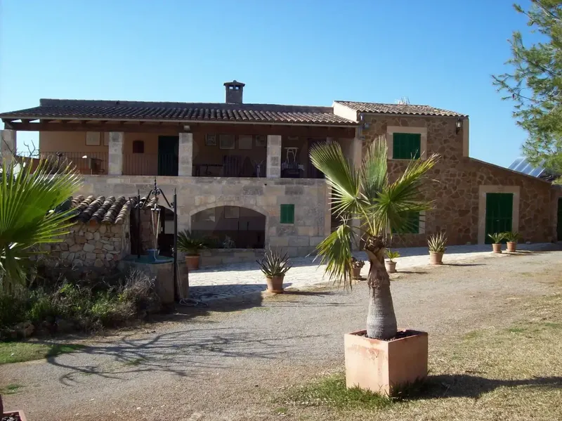 Unique opportunity in Manacor! Renovated hostel with 10 bedrooms, 8 bathrooms, garden, heated pool, tennis court and more — photo 1