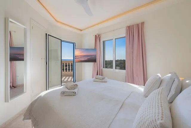 Front line villa with rental license and beach access for sale in Cala Pi, Mallorca — photo 12