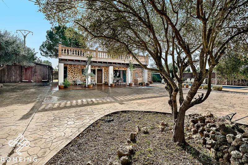 Beautiful rustic estate with 3-bedroom house, pool and large storage room — photo 8