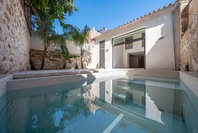 Discover this impressive townhouse located in the center of Petra, an area known for its easy access and availability of parking — photo 1