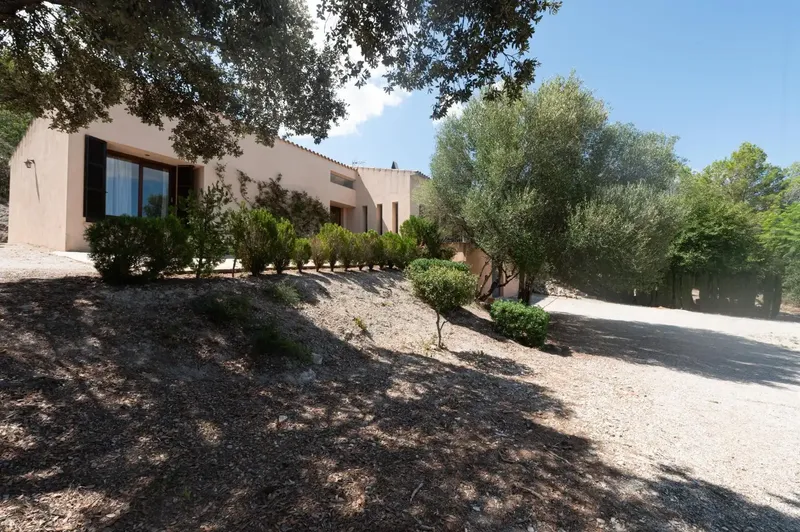 No dejes pasar la oportunidad de visitar ésta exquisita finca rústica situada en lo alto de un monte y a escasos 5 min de Sineu, rodeada de  — photo 4